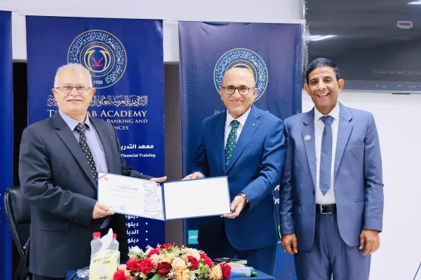 اختتام دورتين تدريبيتين متخصصتين في التدقيق الداخلي وإدارة المخاطر بمعهد التدريب في الأكاديمية العربية – عدن.