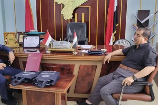 الأكاديمية العربية تسلّم مكتب الصحة العامة والسكان بمأرب 8 رسائل ماجستير وأبحاثاً علمية حول المنشآت الطبية، بهدف الاستفادة من نتائجها وتوصياتها في تطوير العمل الصحي.
