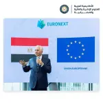 الدكتور مصطفى هديب - رئيس الاكاديمية العربية للعلوم الادارية والمالية والمصرفية يقرع جرس الافتتاح لبدء التداول فى مقر البورصة الاوروبية فى باريس
